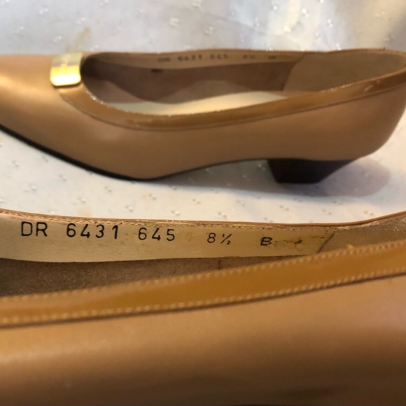 Sleek and elegant Salvatore Ferragamo pumps. Almost new! - Picture 6 of 10